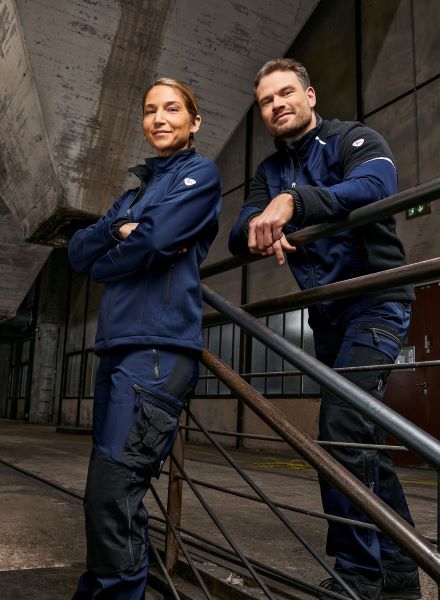 Mann und Frau tragen BP® Arbeitskleidung.